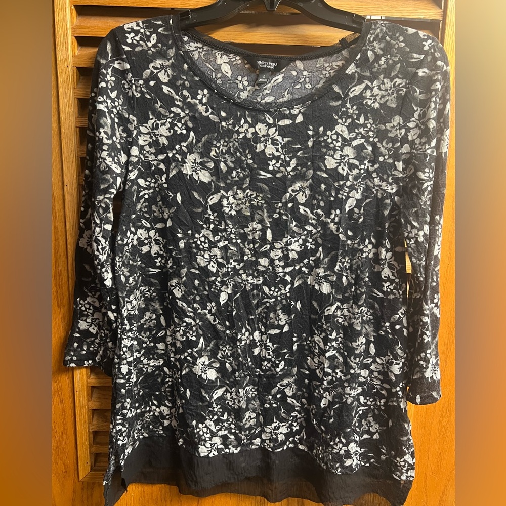 Women’s Simply Vera Vera Wang top, size small